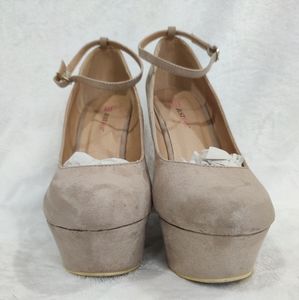 Just Fab platform cream suede wedges Size 8.5